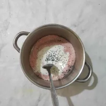 Tambahkan bubuk krimer dan selasih. Aduk rata.