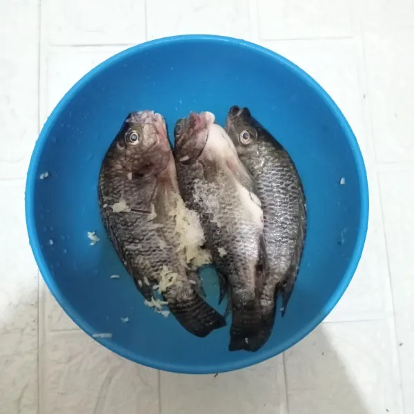 Marinasi ikan dengan garam dan bawang putih plus sedikit air. Biarkan selama 30 menit.