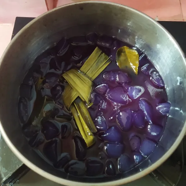 Siapkan manisan kolang-kaling ungu.