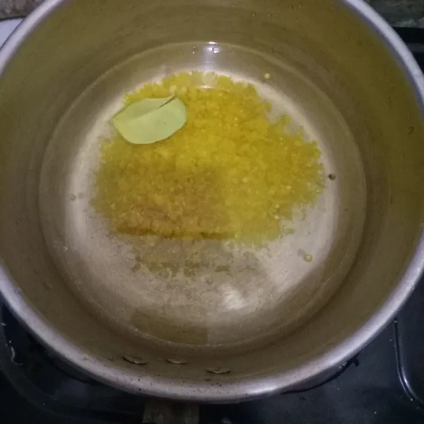 Masukkan bumbu halus dan daun jeruk dalam panci. Tambahkan air secukupnya. Masukkan juga garam dan lada bubuk.