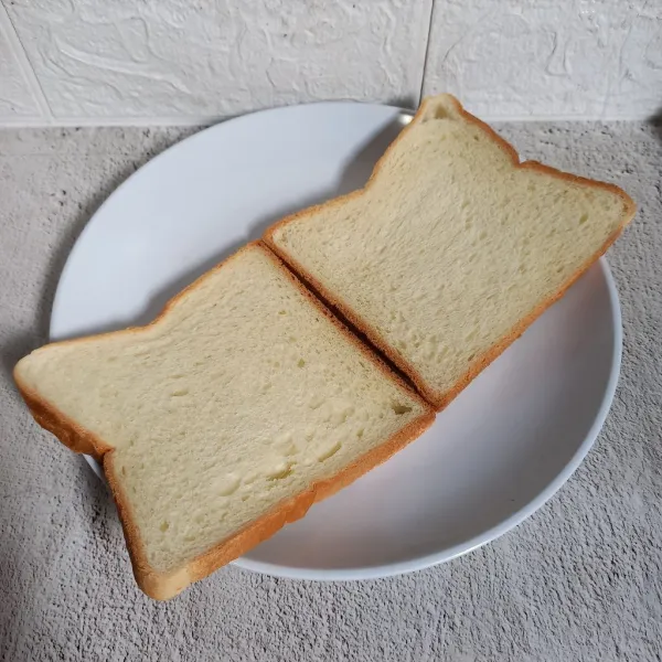 Siapkan dua lembar roti tawar.