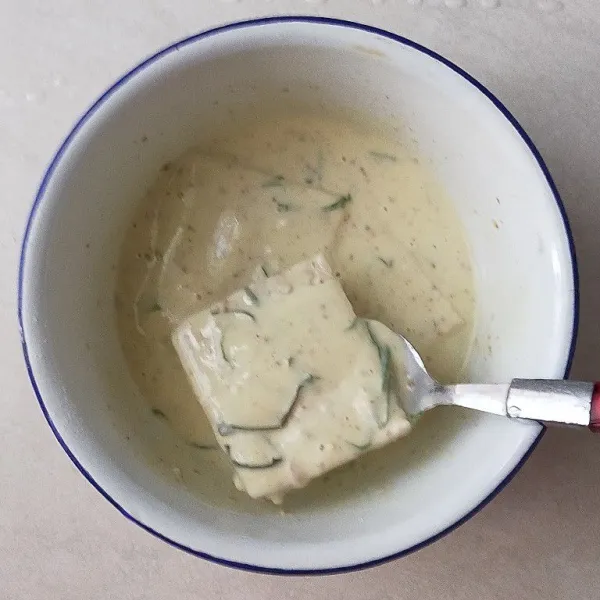 Masukkan tempe dan lumuri dengan tepung hingga rata.