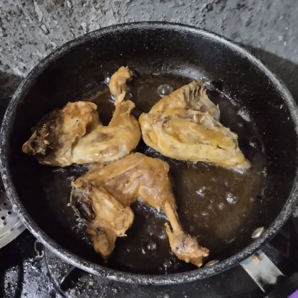 Goreng ayam hingga kering dan matang.