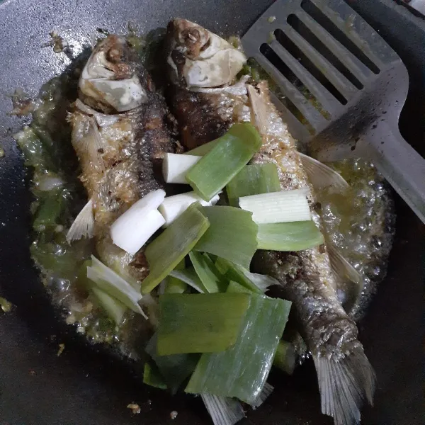 Tambahkan ikan lambak goreng serta potongan daun bawang, masak sesaat dan sajikan!