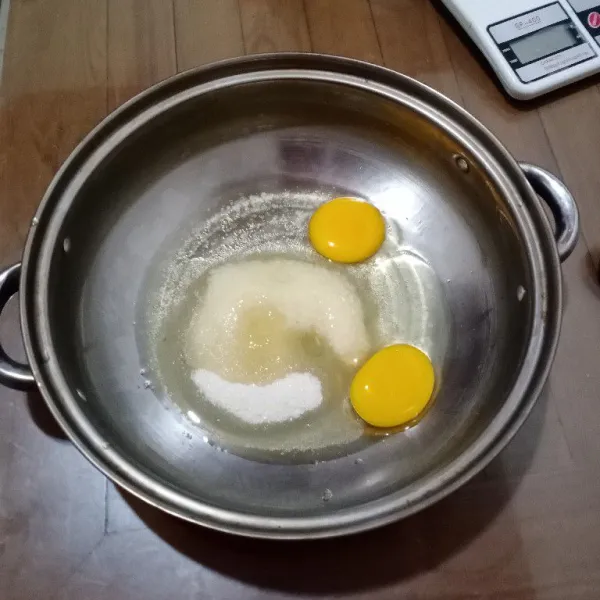 Kocok telur & gula dengan whisk. Aduk rata hingga gula larut.