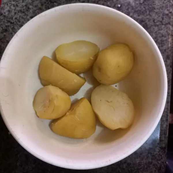 Pertama kupas dan cuci bersih kentang, lalu kukus.