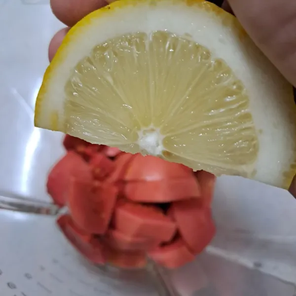 Tambahkan air perasan jeruk lemon.
