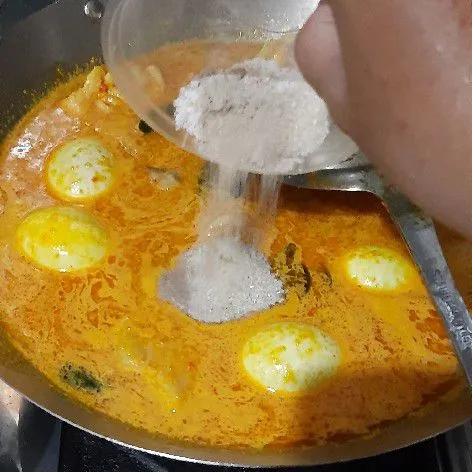 Kemudian tambahkan garam, gula, kaldu dan lada bubuk lalu aduk rata masak hingga mendidih