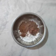 Siapkan wadah, masukkan tepung tapioka, bubuk coklat dan bubuk jelly. Aduk hingga tercampur rata.