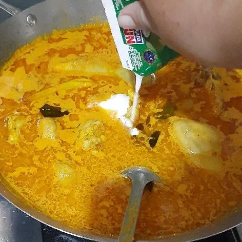 Terakhir tambahkan santan instan, masak hingga mendidih sambil di aduk perlahan agar santan tidak pecah, jangan lupa koreksi rasa dan terakhir tambahkan bawang merah goreng.