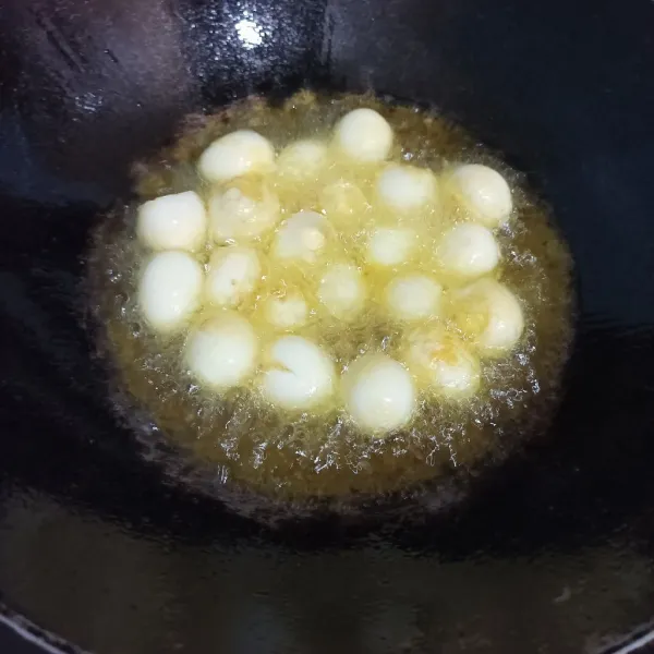 Rebus telur puyuh lalu kupas dan goreng dengan minyak panas agar matang sempurna. Angkat, tiriskan, dan sisihkan.
