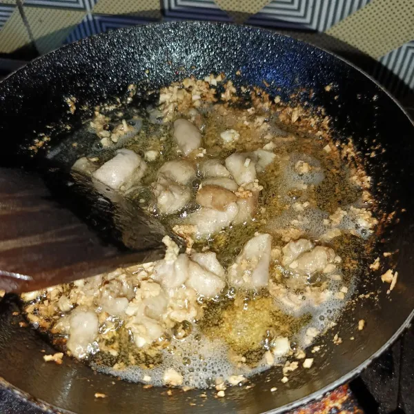 Masak sampai kulit ayam matang dan bawang putih sedikit kecokelatan, pisahkan kulit ayam dan minyaknya. Minyak ayam siap digunakan.