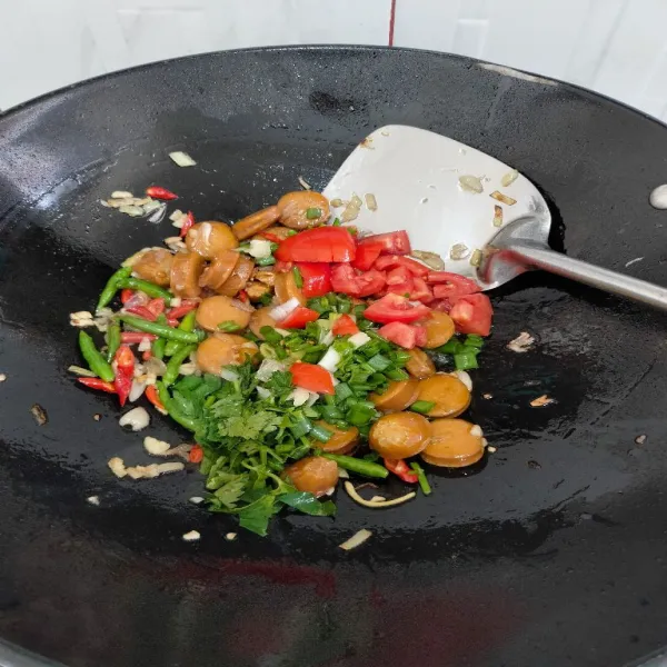 Lalu masukkan tomat, seledri, dan daun bawang, aduk lagi.