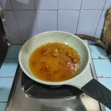 Didihkan air, masukkan gula aren. Masak hingga gula larut.