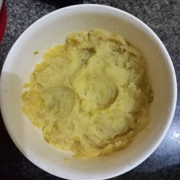 Kemudian haluskan kentang.