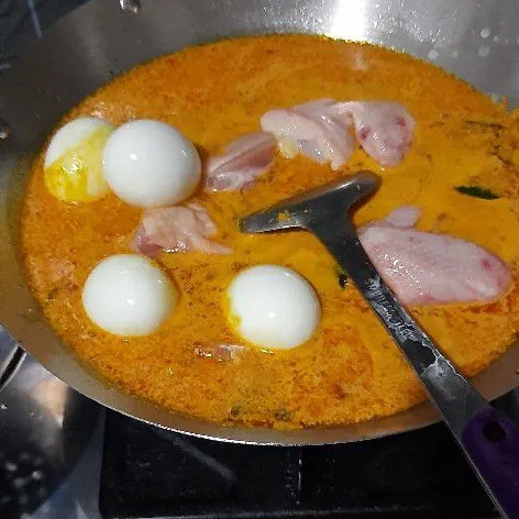 Kemudian masukkan ayam dan juga telur rebus, masak hingga ayam matang.