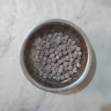 Bulatkan adonan, lalu baluri dengan tepung tapioka.