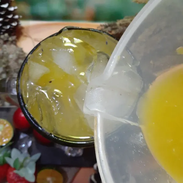 Tuangkan simple syrup dan tuangkan juga sari jeruk kunci, aduk rata dan sajikan!