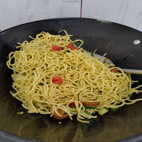 Masukkan mie, aduk hingga bahan tercampur rata.