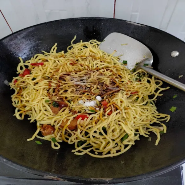 Beri kecap asin, kecap manis, kaldu jamur, garam, dan lada. Aduk hingga tercampur rata.