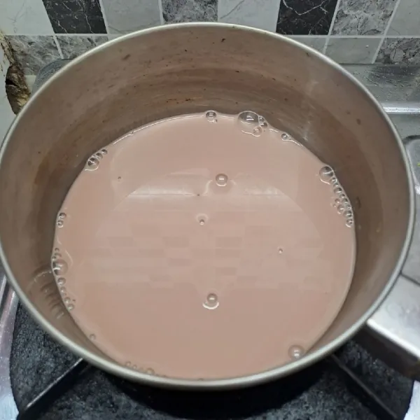 Tuang susu UHT dalam panci.