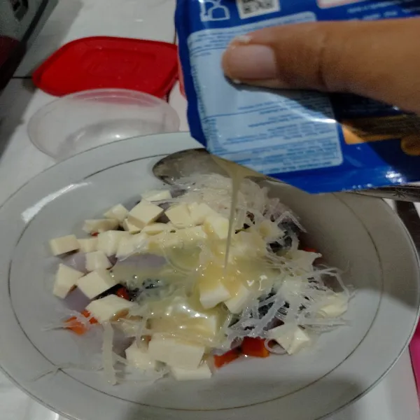 Tambahkan susu kental manis.