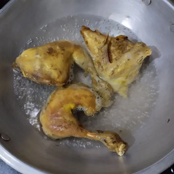 Rebus ayam ungkep frozen dalam air mendidih selama 5 menit. Tiriskan.