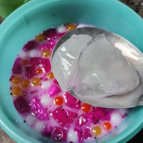 Tambahkan es batu dan aduk rata, sajikan.
