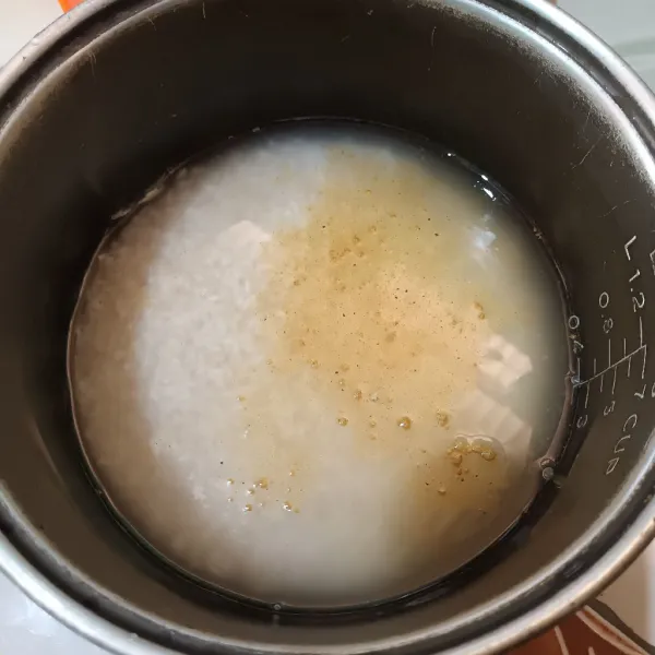 Cuci bersih beras, lalu masukkan air dan tambahkan kaldu jamur, kaldu ayam, dan garam secukupnya. Aduk rata.