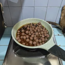 Masukkan bulatan boba ke dalam larutan gula.