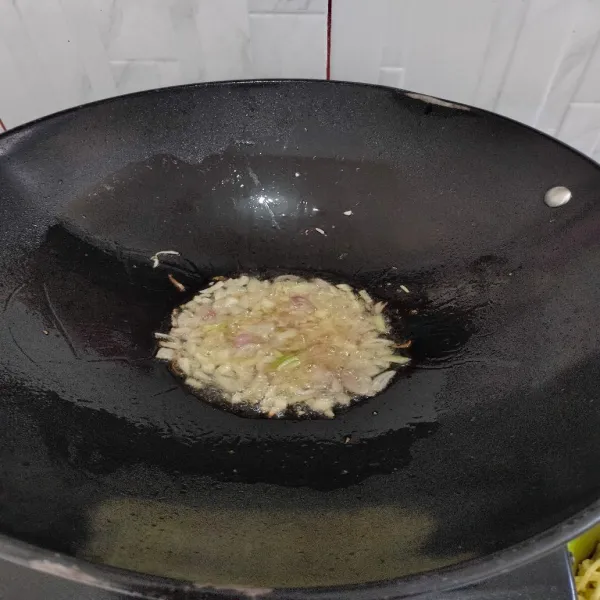 Panaskan minyak, tumis bawang merah bawang putih hingga harum.