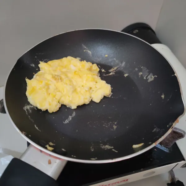 Kocok lepas telur, scramble di pan kemudian satukan.