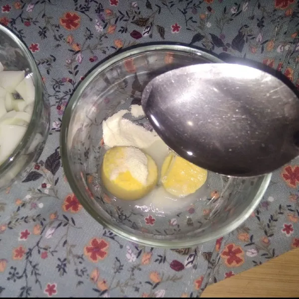 Campur kuning telur,susu bubuk dan 2 sdm air. Aduk hingga tercampur rata. Sisihkan.