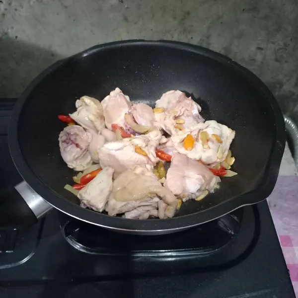 Masukkan ayam dan masak sampai berubah warna.