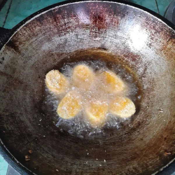 Goreng rollade sampai garing kecokelatan.