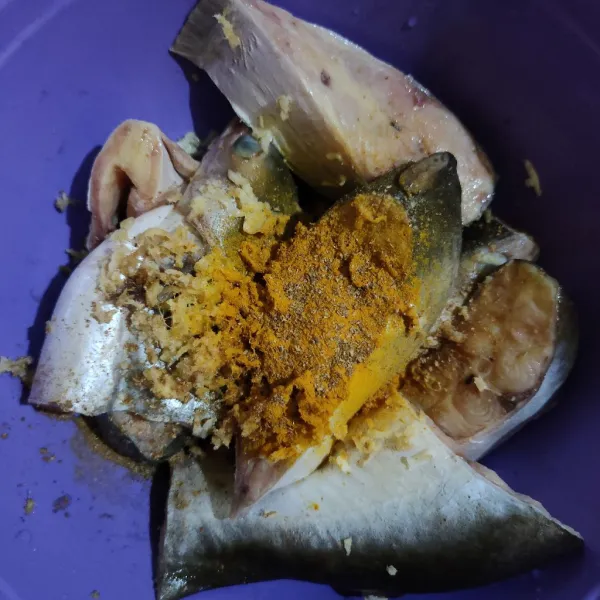 Masukkan bumbu marinasi ke dalam ikan, aduk hingga tercampur rata. Diamkan selama 30 menit atau hingga bumbu meresap.