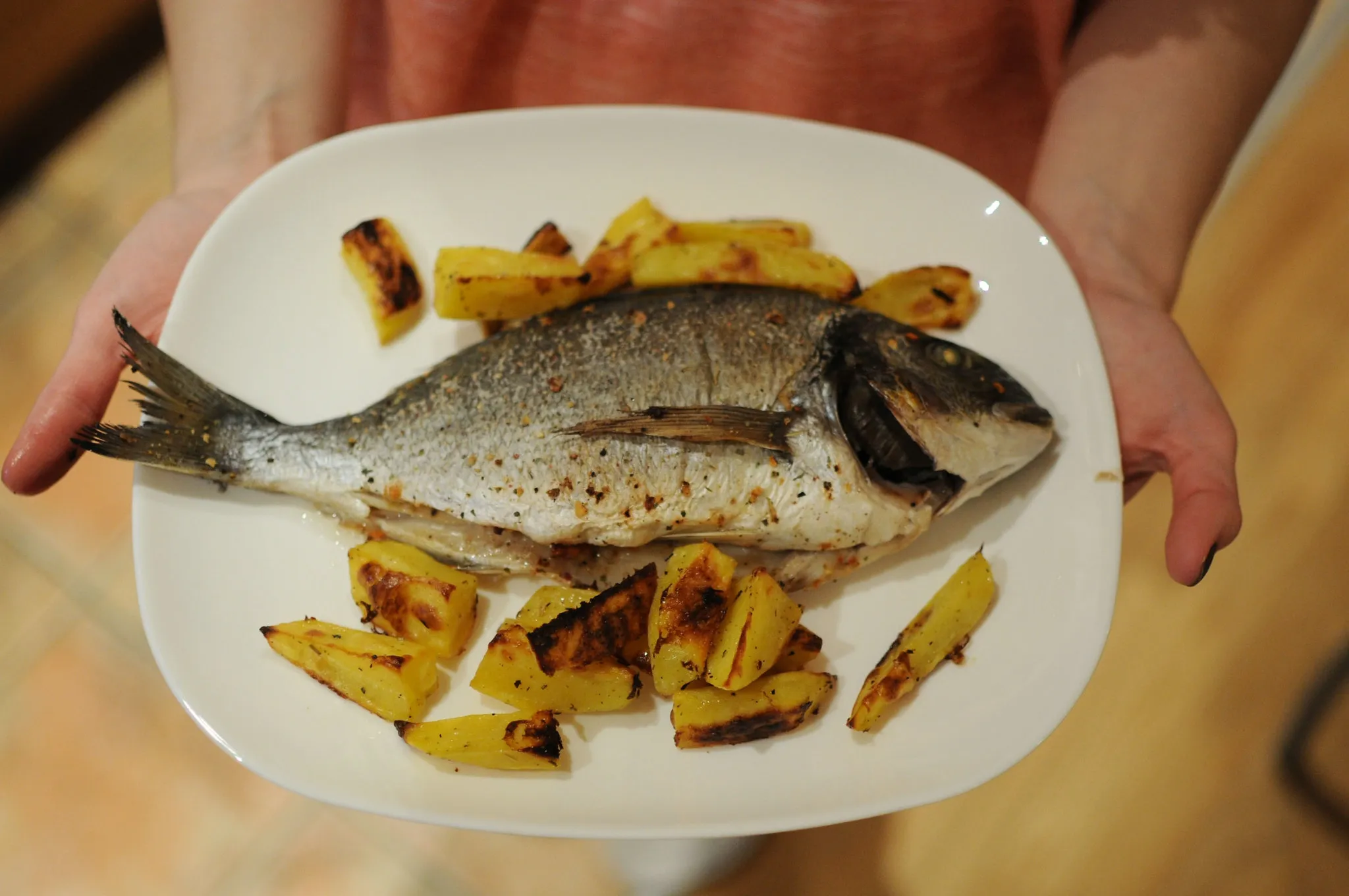 11 Cara Menggoreng Ikan agar Tidak Lengket dan Tetap Garing!