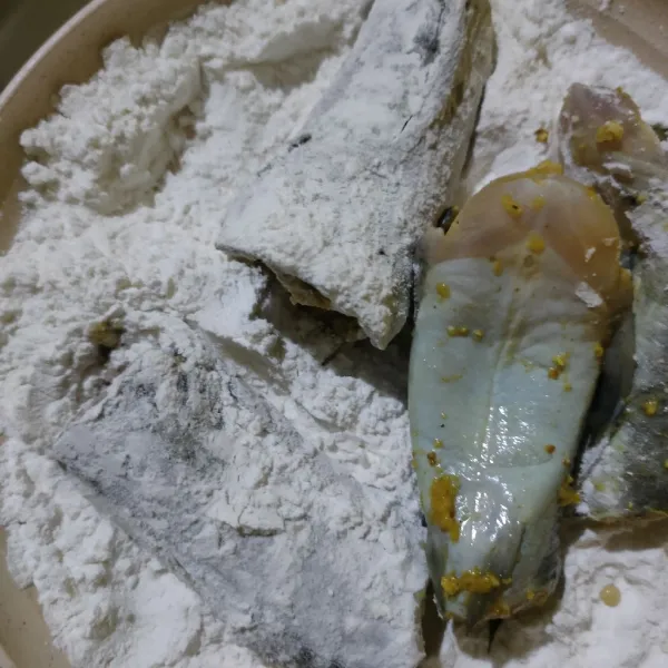 Gulingkan ikan kedalam tepung.