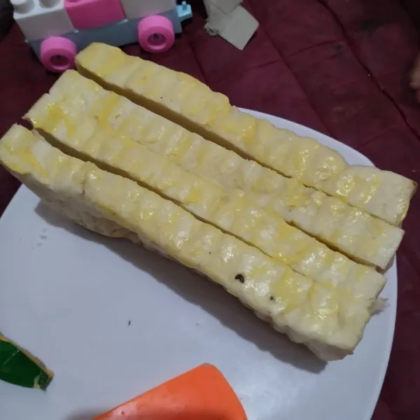 Oles roti dengan margarin di setiap bagian.