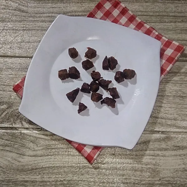 Potong kecil gula merah, sisihkan.