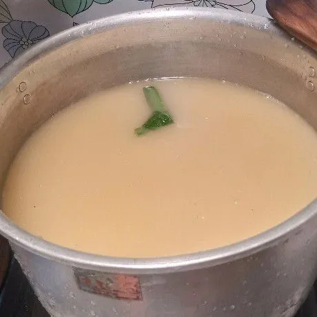 Rebus bahan kuah hingga mendidih. Jangan lupa sambil diaduk agar santan tidak pecah. Kemudian, diamkan sampai hangat.