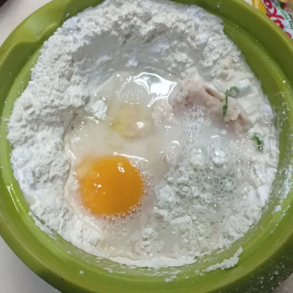 Pindahkan ayam ke wadah, lalu tambahkan tepung terigu, tepung tapioka, garam, lada, kaldu bubuk, telur dan air.