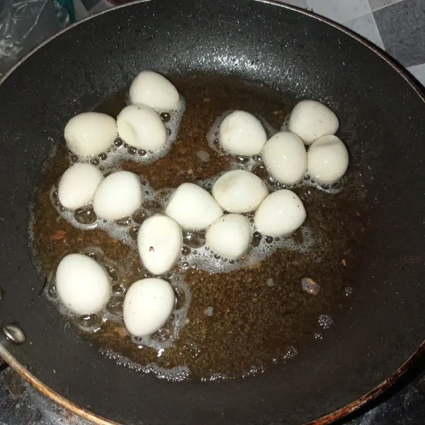 Goreng juga telur puyuh sampai berkulit, tiriskan.