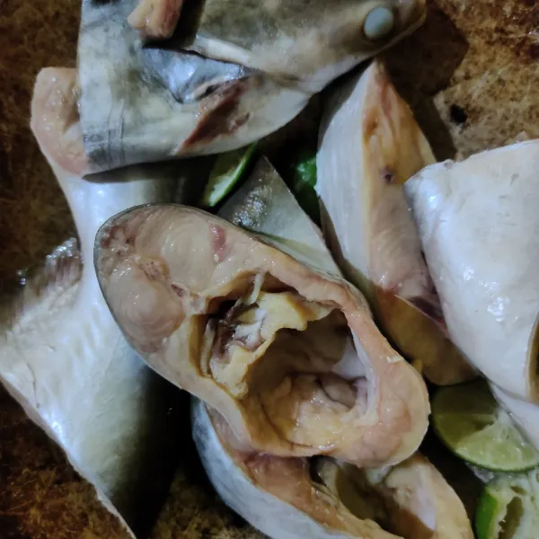 Cuci bersih ikan, beri perasan jeruk nipis. Diamkan selama 10 menit, cuci kembali hingga bersih, tiriskan.