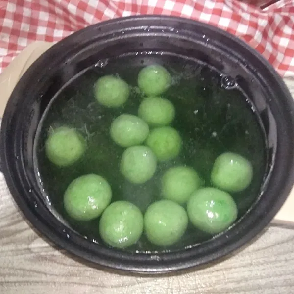 Panaskan air hingga mendidih, kemudian masukkan klepon kacang hijau. Masak hingga mengapung, angkat dan tiriskan.