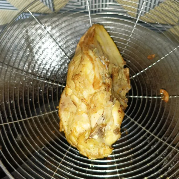 Goreng ayam sampai sedikit berkulit, kemudian suwir-suwir daging ayam.