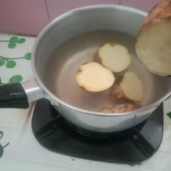 Cuci bersih ubi, potong-potong dan rebus sampai matang.