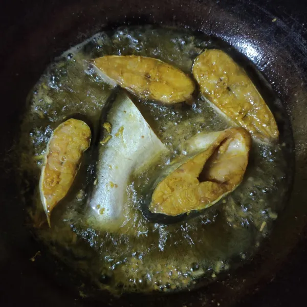 Goreng ikan dalam minyak panas hingga matang.