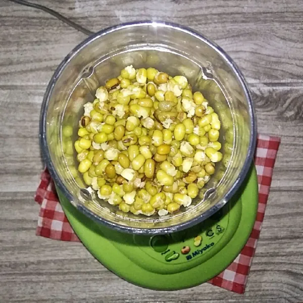 Siapkah kacang hijau rebus, kemudian blender hingga halus.