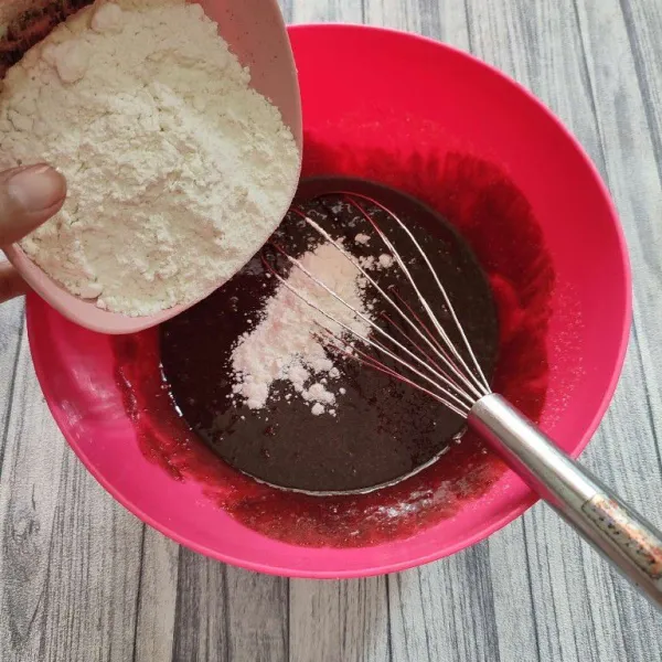Kemudian tambahkan tepung terigu dan coklat bubuk, aduk rata.
